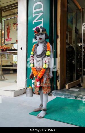 Un enfant habillé en Seigneur Krishna aller mendier, Delhi, de l'Uttar Pradesh, Inde du Nord, Inde, Asie Banque D'Images