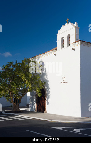 L'église du village blanc de Yaiza, Lanzarote, Canary Islands, Spain, Europe Banque D'Images