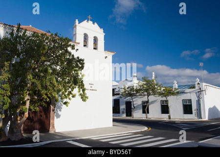 L'église du village blanc de Yaiza, Lanzarote, Canary Islands, Spain, Europe Banque D'Images