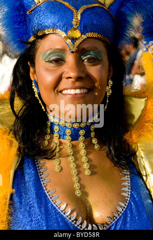 Femme en costume coloré, Carnaval, Mindelo, Cap Vert, Cabo Verde, l'Afrique Banque D'Images