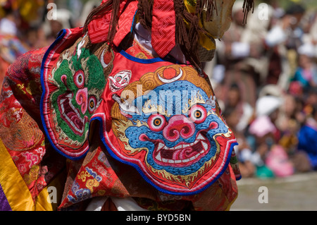 Gros plan d'une robe traditionnelle fête religieuse à l'homme avec les visiteurs et les danses, Tsechu Paro, Bhoutan, Asie Banque D'Images