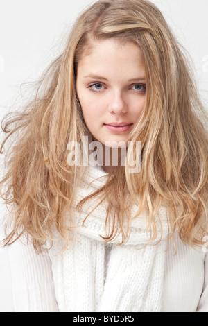 Jeune femme blonde vêtue de blanc Banque D'Images