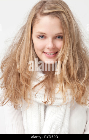 Jeune femme blonde vêtue de blanc Banque D'Images
