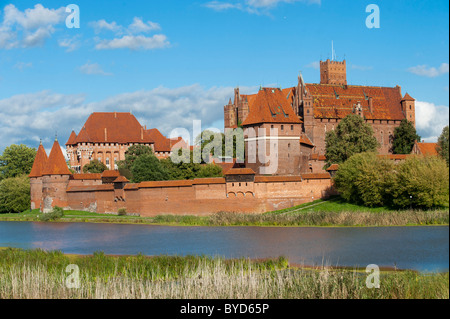 Château de Malbork avec Nogat, Malbork, Pologne, l'Europe occidentale, Banque D'Images