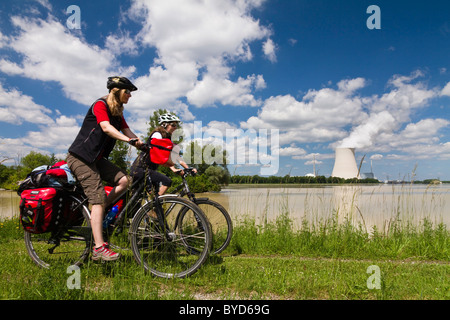Les cyclistes le long de la rivière Isar, piste cyclable, Ohu Nuclear Power Plant, l'Isar 1, Bavaria, Germany, Europe Banque D'Images