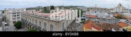 Vue sur le Palacio de los Capitanes Generales palace vu depuis la terrasse de l'hôtel Ambos Mundos, Calle Obispo street Banque D'Images