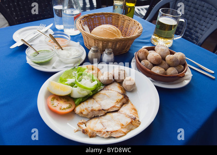 Le poisson grillé avec pommes de terre des Canaries, Papas arrugadas, Mojo Rojo, source Mojo Verde, la cuisine espagnole, Puerto del Carmen, Lanzarote Banque D'Images