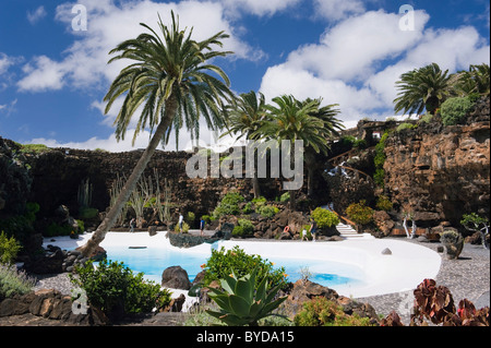 Piscine dans la grotte de lave, Jameos del Agua, construit par l'artiste César Manrique, Lanzarote, Canary Islands, Spain, Europe Banque D'Images