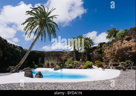 Piscine dans la grotte de lave, Jameos del Agua, construit par l'artiste César Manrique, Lanzarote, Canary Islands, Spain, Europe Banque D'Images