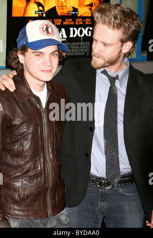 Emile Hirsch et Ben Foster Los Angeles premiere de 'Alpha Dog' tenue à l'ArcLight Cinemas Hollywood, Californie - 03.01.07 Banque D'Images