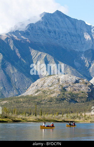 Les canoéistes sur la Wind River, canoë, du nord de canots, derrière les montagnes Mackenzie, territoire du Yukon, Canada Banque D'Images