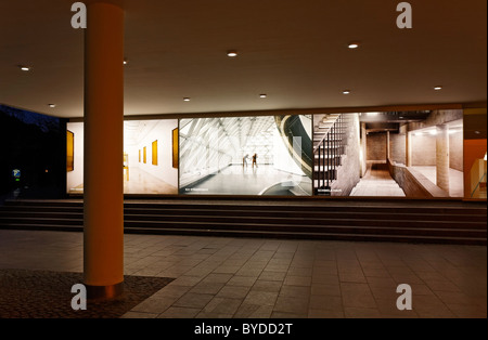 Kunstsammlung Nordrhein-Westfalen arts collection, zone d'entrée, art rétro-éclairé, K20, bâtiment K21 building Banque D'Images