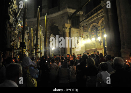 Les croyants se réunissent pour le culte dans l'église du Saint Sépulcre, Jérusalem, Israël, Moyen-Orient, Asie du Sud-Ouest Banque D'Images