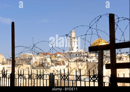 Mont du Temple et Dôme du rocher, derrière les barbelés, Jérusalem, Israël, Moyen-Orient, Asie du Sud-Ouest Banque D'Images