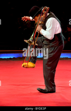 Clown jouant un trombone, Hector Rossi de Les Rossyann, Circus Krone, Munich, Bavaria, Germany, Europe Banque D'Images