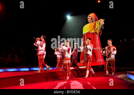 La troupe de cirque acrobatique, la Troupe Mayorov, Cirque Krone, Munich, Bavaria, Germany, Europe Banque D'Images