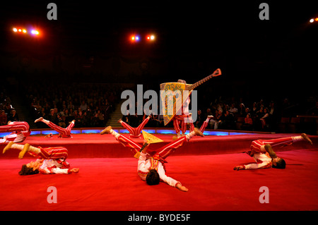 La troupe de cirque acrobatique, la Troupe Mayorov, Cirque Krone, Munich, Bavaria, Germany, Europe Banque D'Images