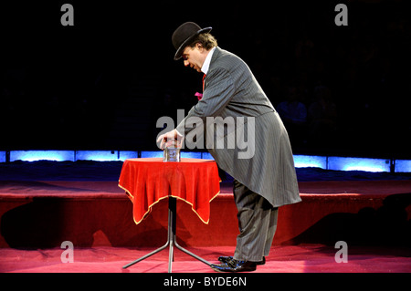 Clown jouant avec des cloches, Hector Rossi de Les Rossyann, Circus Krone, Munich, Bavaria, Germany, Europe Banque D'Images