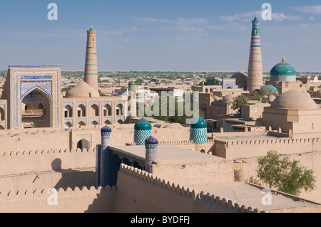 Vue sur les mosquées et les medressas à Ichon Qala Forteresse, Khiva, Ouzbékistan, l'Asie centrale Banque D'Images