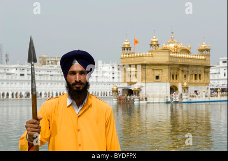 Le sikhisme, garde de la Sikh avec turban et lance, Golden Temple Sacré, Hari Mandir, Amritsar, Punjab, en Inde, en Asie du Sud Banque D'Images