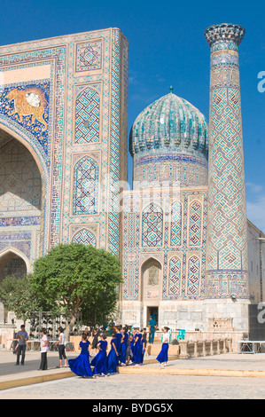 Les jeunes femmes la préparation d'une danse, Reghistan, Samarkand, Ouzbékistan, l'Asie centrale Banque D'Images