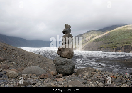 Cairn, moraine terminale, langue du glacier, glacier Svinafellsjoekull, Islande, Scandinavie, dans le Nord de l'Europe Banque D'Images