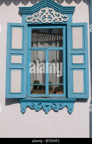 Fenêtre avec light blue window frame, Karkakol, du Kirghizistan, de l'Asie centrale Banque D'Images