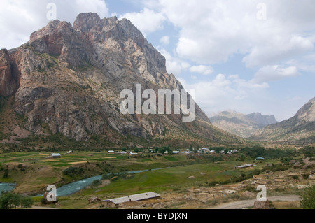 Montagnes du ventilateur avec rivière, Iskanderkul, au Tadjikistan, en Asie centrale Banque D'Images