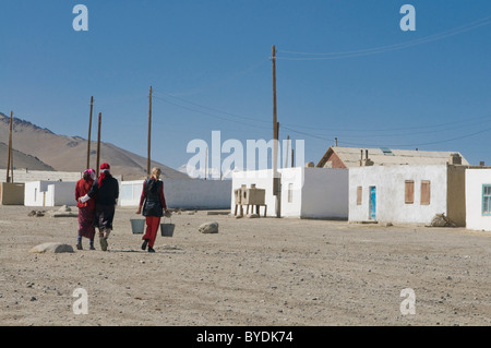 Les femmes venant d'un puits, réservoir d'eau à un village, Karakul, au Tadjikistan, en Asie centrale Banque D'Images