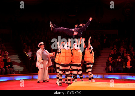 Hector Clown Rossi de Les Rossyann avec la troupe de cirque acrobatique, la Troupe Mayorov, Cirque Krone, Munich, Bavière Banque D'Images