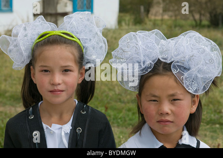 Les filles en costume traditionnel, Torugart, du Kirghizistan, de l'Asie centrale Banque D'Images