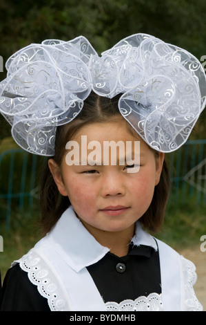 Portrait d'une jeune fille en costume traditionnel, Torugart, du Kirghizistan, de l'Asie centrale Banque D'Images