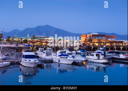 Bateaux dans le port de plaisance Marina Rubicon, nuit, Playa Blanca, Lanzarote, Canary Islands, Spain, Europe Banque D'Images