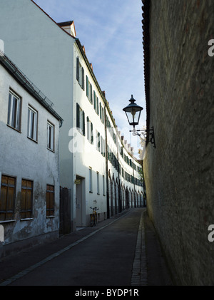 Vieille ville ruelle en face de la maison de repos et de soins Saint Afra à Augsburg, en Souabe, Bavière, Allemagne, Europe Banque D'Images