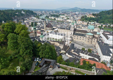 Vue depuis le château de Hohensalzburg vers le nord sur Salzbourg, Autriche, Europe Banque D'Images