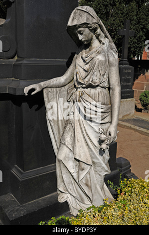 Deuil statue féminine sur une tombe de la 19e siècle cimetière Johannisfriedhof, fondée au 13e siècle Banque D'Images