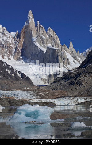 La montagne Cerro Torre, 3133m, et Laguna Torre, le Parc National Los Glaciares, Patagonie, Argentine, Amérique du Sud Banque D'Images