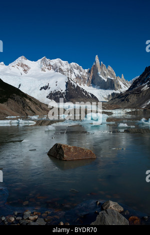 La montagne Cerro Torre, 3133m, et Laguna Torre, le Parc National Los Glaciares, Patagonie, Argentine, Amérique du Sud Banque D'Images