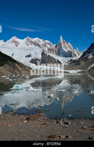 La montagne Cerro Torre, 3133m, et Laguna Torre, le Parc National Los Glaciares, Patagonie, Argentine, Amérique du Sud Banque D'Images