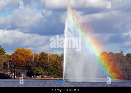 Fontaine de l'Alster, fontaine à eau avec un arc-en-ciel sur le lac Inner Alster dans le centre de la ville hanséatique de Hambourg Banque D'Images