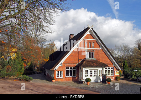 Chaumière historique, 400 ans, l'Alster au restaurant et l'hôtel sur le lac Inner Alster dans quartier Duvenstedt Banque D'Images