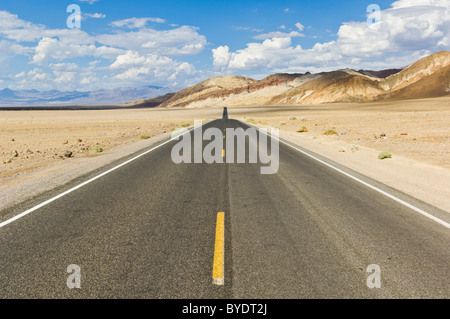 Arrid paysage le long de la route 190 à travers les contreforts de la Montagne Noire, la Death Valley National Park, California, USA Banque D'Images