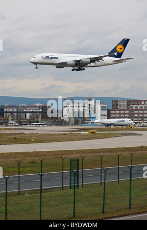 Lufthansa Airbus A380 à l'atterrissage à l'aéroport de Francfort, Hesse, Germany, Europe Banque D'Images