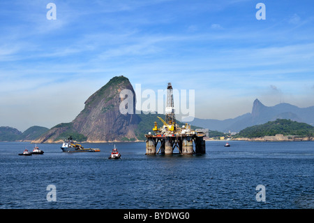 Plate-forme pétrolière de la compagnie pétrolière brésilienne Petrobras passant le mont Sugarloaf, Bahia de la baie de Guanabara, Rio de Janeiro, Brésil Banque D'Images