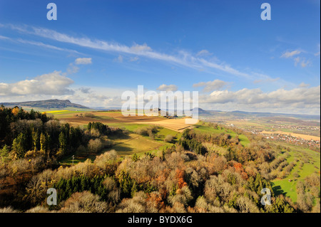 Vue sur le paysage d'automne dans la région de l'Hegau avec les volcans du Hohenstoffeln, Maegdeberg et Hohenhewen Banque D'Images