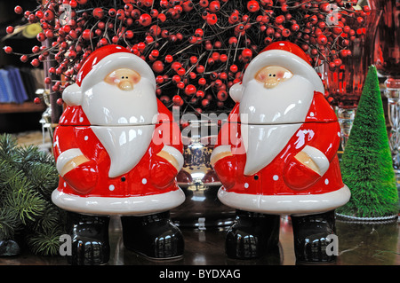 Décoration de Noël Père Noël, deux chiffres en rouge de hanches, Villa & Ambiente, Nuremberg, Middle Franconia, Bavaria Banque D'Images