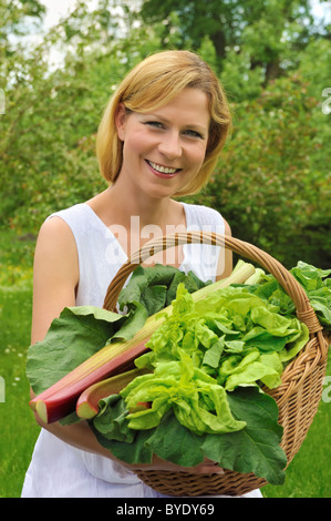 Young woman holding basket avec légumes Banque D'Images