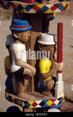 Sculpture funéraire peinte de Mahafaly ou malgache, stèle ou totem, alias Aloalo, pêcheurs et paddle, sur la tombe, no Toliara ou Tuléar, Madgascar Banque D'Images