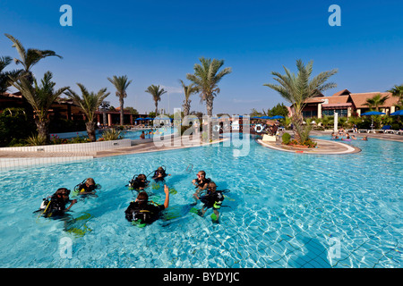 Cours de plongée pour les adolescents dans la piscine, club Aldiana, sud de Chypre, Chypre, Europe Banque D'Images