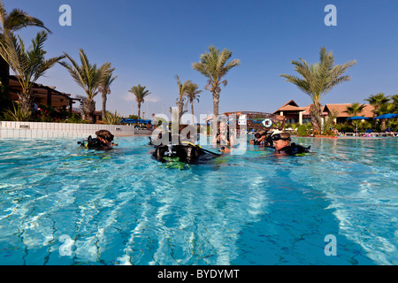 Cours de plongée pour les adolescents dans la piscine, club Aldiana, sud de Chypre, Chypre, Europe Banque D'Images